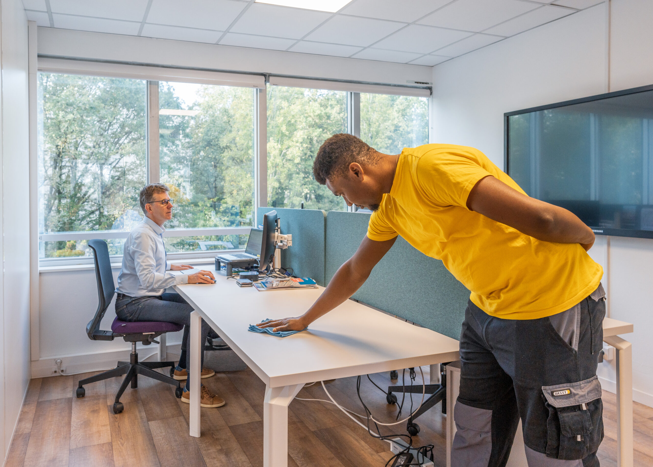 Agent de propreté Hellopure nettoyant des bureaux à Nantes en journée
